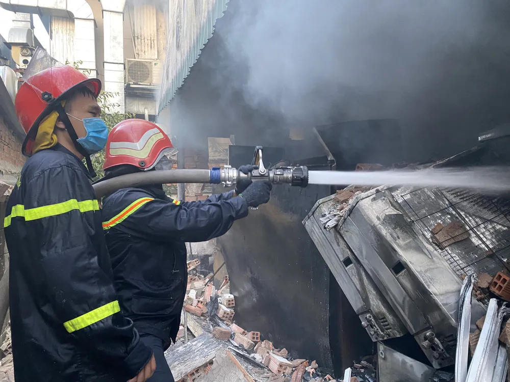 Cảnh sát đập tường chữa cháy kho phế liệu rộng hàng trăm mét vuông ở TP Thủ Đức ảnh 6