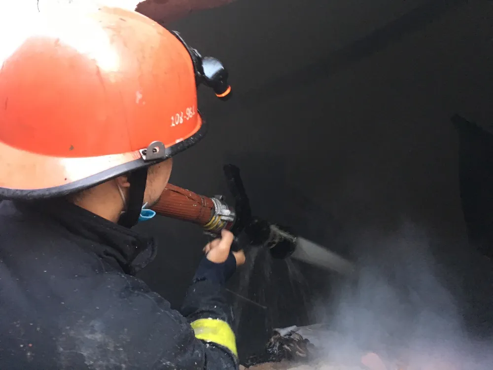 Cảnh sát đập tường chữa cháy kho phế liệu rộng hàng trăm mét vuông ở TP Thủ Đức ảnh 3
