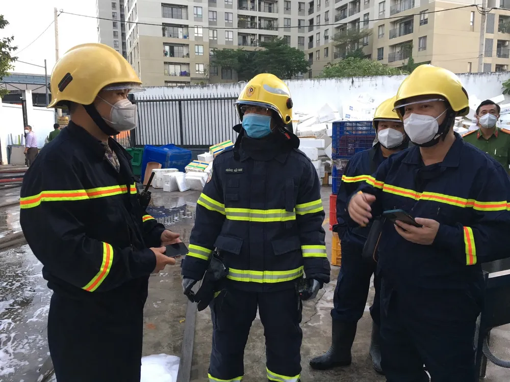 Cảnh sát đập tường chữa cháy kho phế liệu rộng hàng trăm mét vuông ở TP Thủ Đức ảnh 5