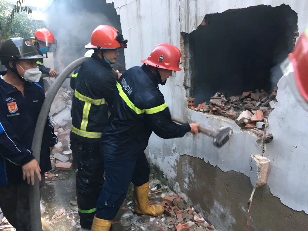 Cảnh sát đập tường chữa cháy kho phế liệu rộng hàng trăm mét vuông ở TP Thủ Đức ảnh 9