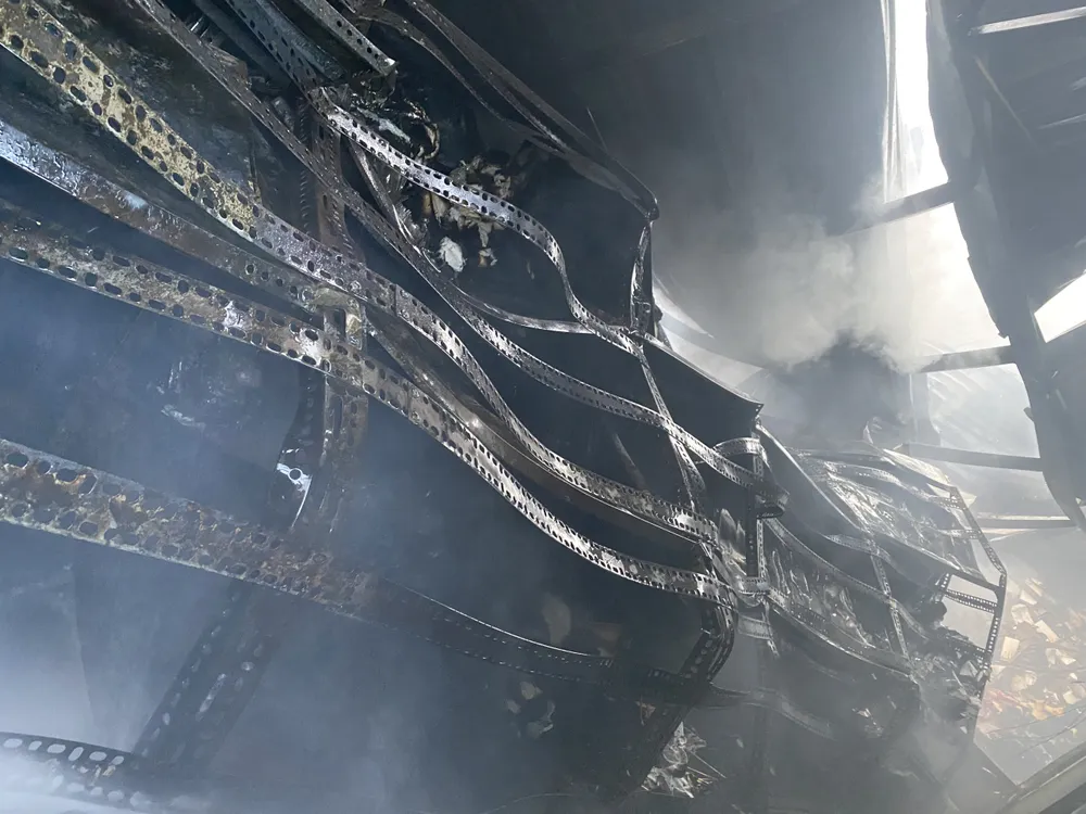 Cảnh sát đập tường chữa cháy kho phế liệu rộng hàng trăm mét vuông ở TP Thủ Đức ảnh 10