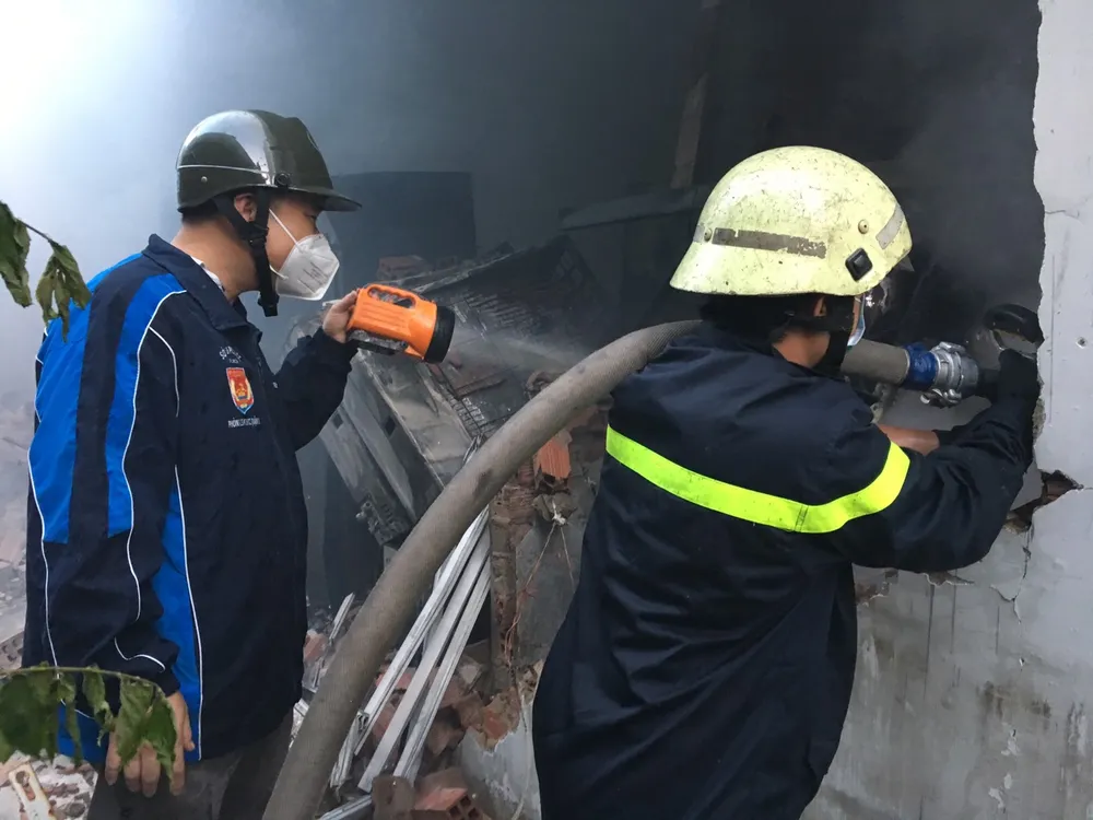 Cảnh sát đập tường chữa cháy kho phế liệu rộng hàng trăm mét vuông ở TP Thủ Đức ảnh 4