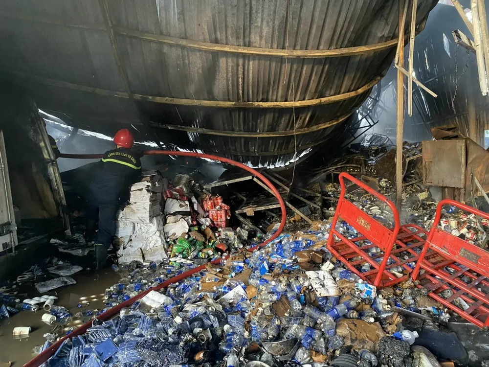 Cảnh sát đập tường chữa cháy kho phế liệu rộng hàng trăm mét vuông ở TP Thủ Đức ảnh 12