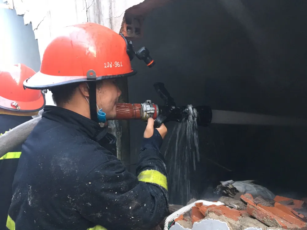 Cảnh sát đập tường chữa cháy kho phế liệu rộng hàng trăm mét vuông ở TP Thủ Đức ảnh 1