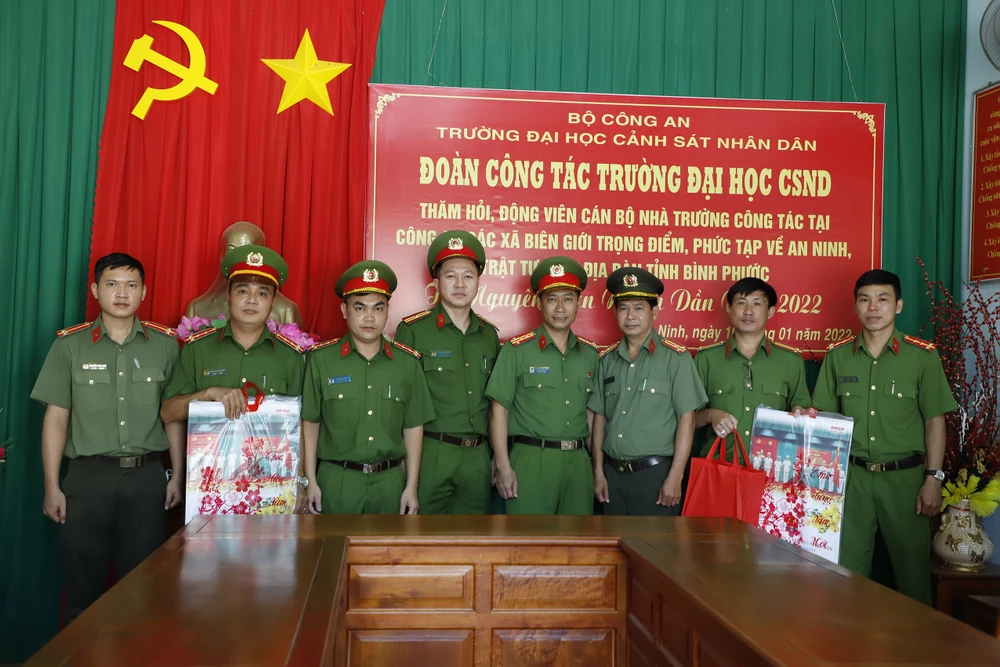 Thăm hỏi, động viên cán bộ trường Đại học CSND làm nhiệm vụ ở các xã biên giới trọng điểm