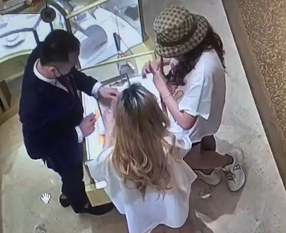 Cô gái mang quốc tịch nước ngoài trộm nhẫn kim cương ở cửa hàng ảnh 2