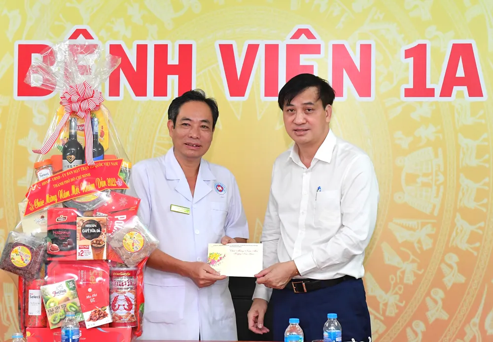 Phó Chủ tịch Thường trực UBND TPHCM Lê Hoà Bình thăm, chúc tết các gia đình nguyên là lãnh đạo nhà nước, thành phố ảnh 6