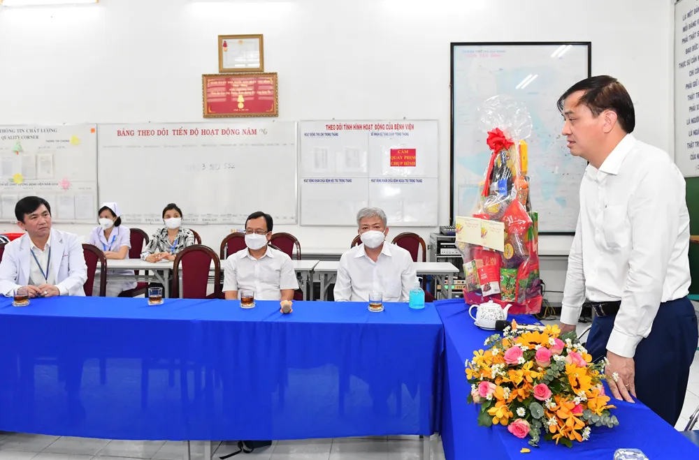 Phó Chủ tịch Thường trực UBND TPHCM Lê Hoà Bình thăm, chúc tết các gia đình nguyên là lãnh đạo nhà nước, thành phố ảnh 4