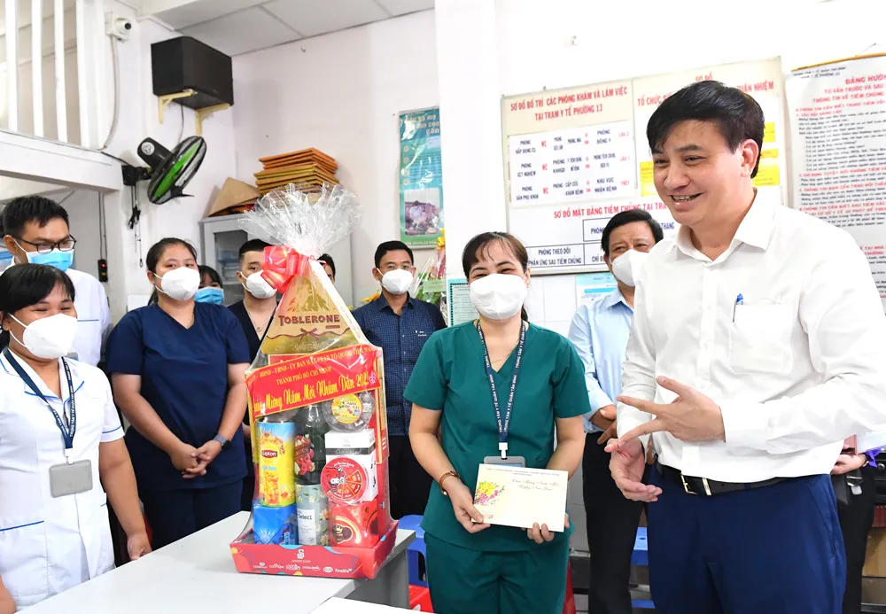 Phó Chủ tịch Thường trực UBND TPHCM Lê Hoà Bình thăm, chúc tết các gia đình nguyên là lãnh đạo nhà nước, thành phố ảnh 5