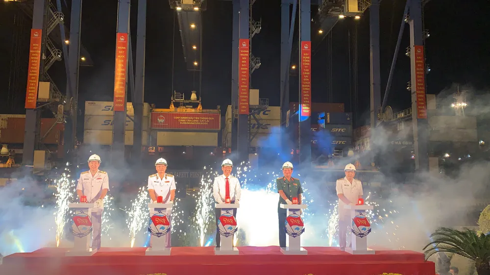 Chủ tịch UBND TPHCM thăm, chúc tết quân đội, y tế bác sĩ đêm 29 tết ảnh 9