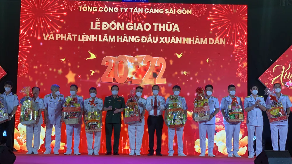 Chủ tịch UBND TPHCM thăm, chúc tết quân đội, y tế bác sĩ đêm 29 tết ảnh 8