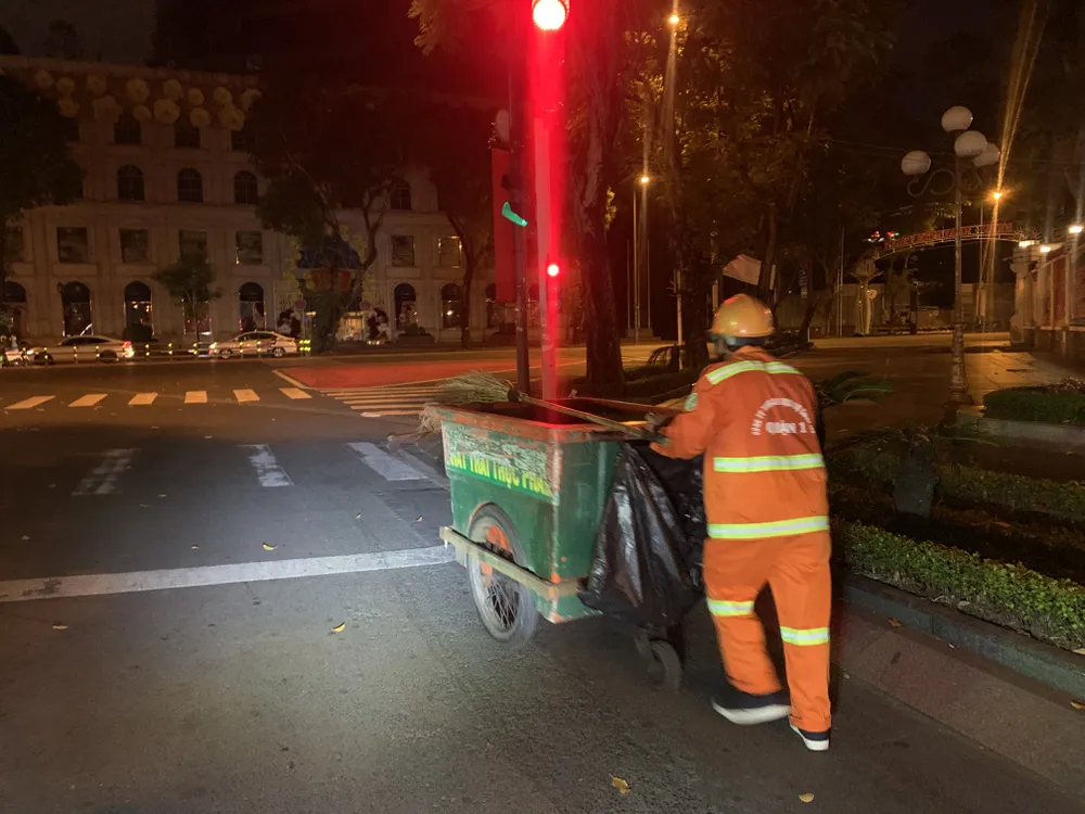 Những người lặng lẽ làm việc trong đêm 29 và rạng sáng mùng 1 Tết Nguyên đán ảnh 7 Những người lặng lẽ làm việc trong đêm 29 và rạng sáng mùng 1 Tết Nguyên đán ảnh 7