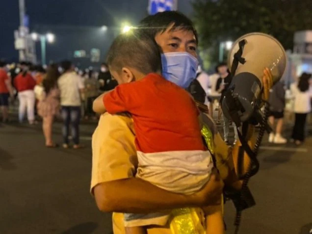 Tìm thấy bé 2 tuổi lạc cha mẹ trong đêm bắn pháo hoa ảnh 1 Tìm thấy bé 2 tuổi lạc cha mẹ trong đêm bắn pháo hoa ảnh 1