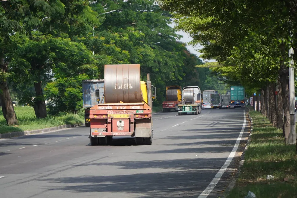 CSGT TPHCM xử lý nhiều xe đầu kéo chở cuộn thép không đảm bảo an toàn ảnh 2 CSGT TPHCM xử lý nhiều xe đầu kéo chở cuộn thép không đảm bảo an toàn ảnh 2