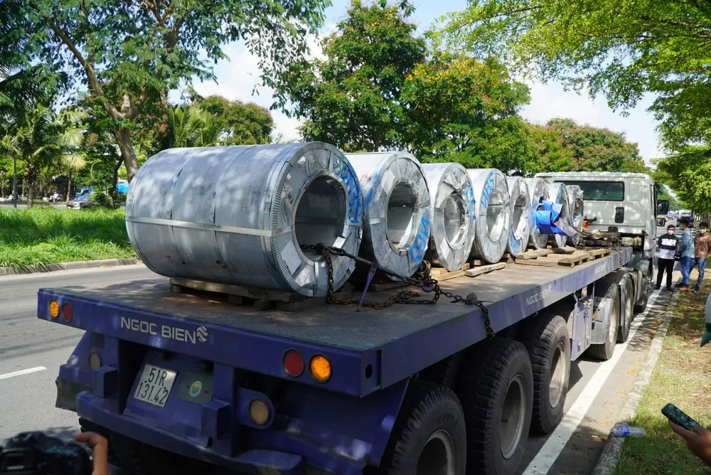 CSGT TPHCM xử lý nhiều xe đầu kéo chở cuộn thép không đảm bảo an toàn ảnh 5 CSGT TPHCM xử lý nhiều xe đầu kéo chở cuộn thép không đảm bảo an toàn ảnh 5