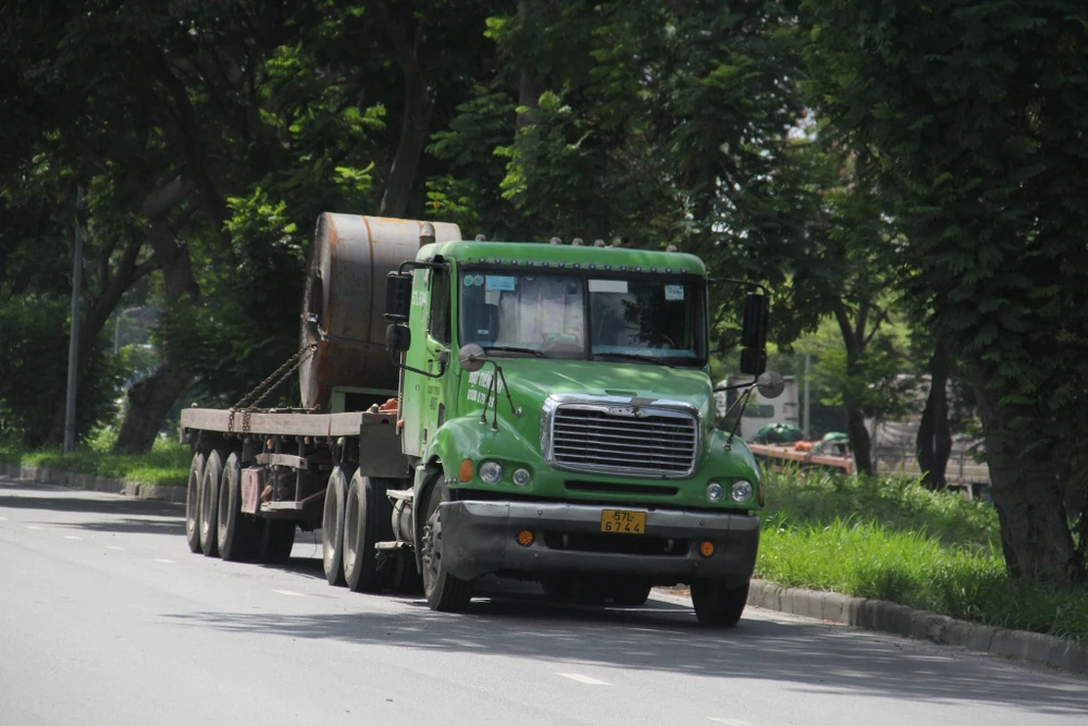 CSGT TPHCM xử lý nhiều xe đầu kéo chở cuộn thép không đảm bảo an toàn