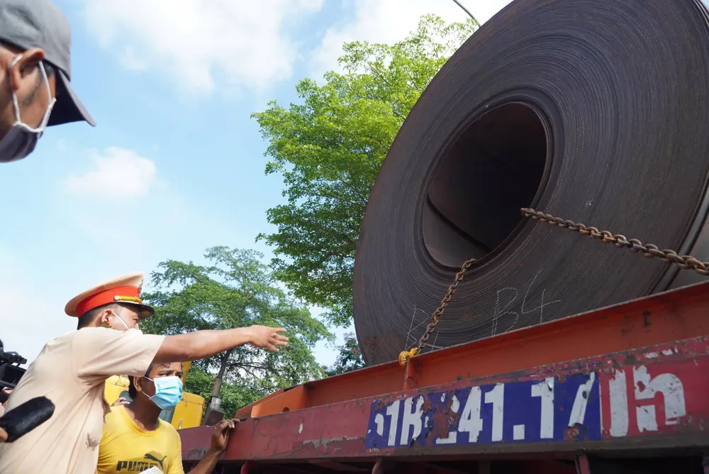 CSGT TPHCM xử lý nhiều xe đầu kéo chở cuộn thép không đảm bảo an toàn ảnh 4 CSGT TPHCM xử lý nhiều xe đầu kéo chở cuộn thép không đảm bảo an toàn ảnh 4