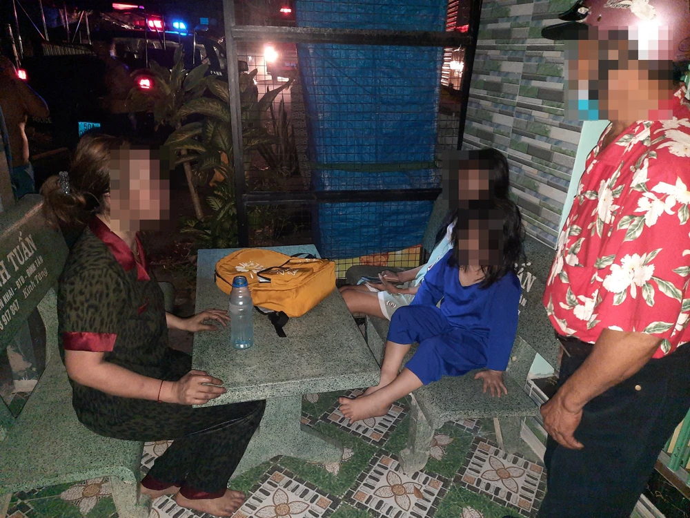 Cứu người phụ nữ cùng 2 cháu bé thoát khỏi vụ cháy ở Hóc Môn ảnh 2 Cứu người phụ nữ cùng 2 cháu bé thoát khỏi vụ cháy ở Hóc Môn ảnh 2