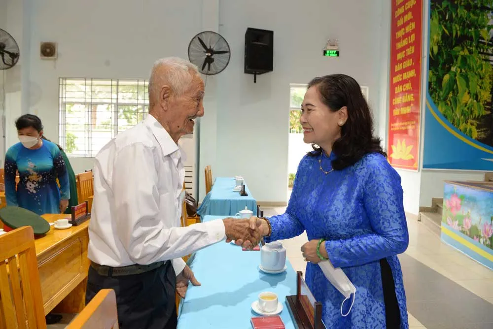 Trao Huy hiệu Đảng đợt 19-5 cho 54 đảng viên cao tuổi Đảng ở huyện Hóc Môn ảnh 3