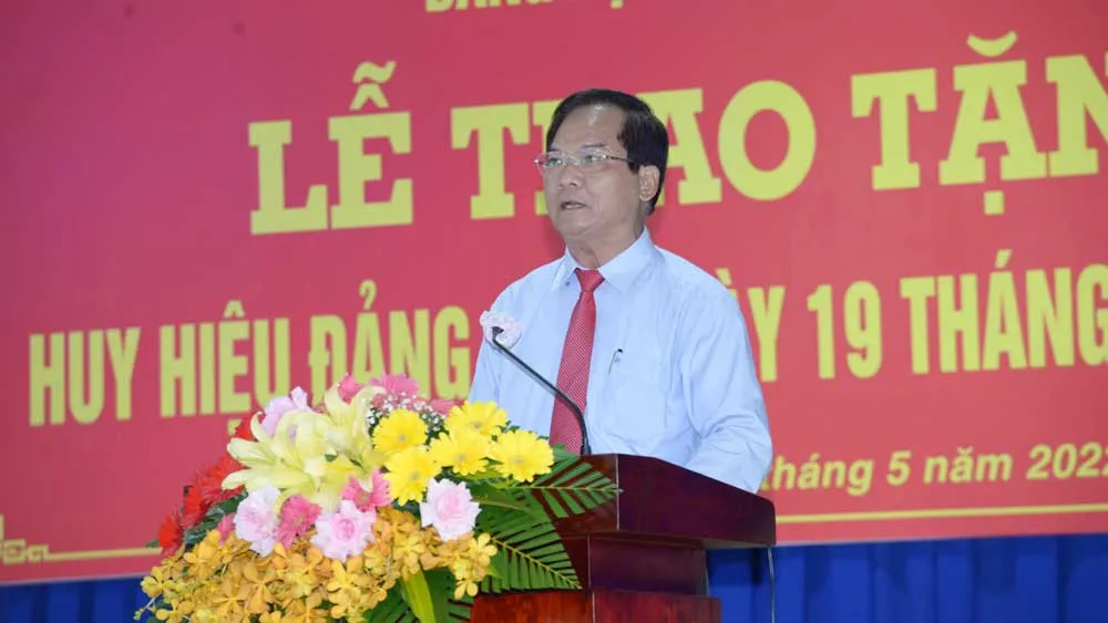 Trao Huy hiệu Đảng đợt 19-5 cho 54 đảng viên cao tuổi Đảng ở huyện Hóc Môn ảnh 2