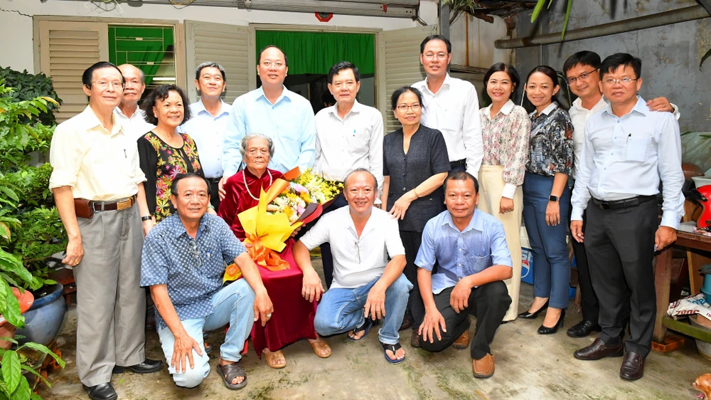Phó Bí thư Thành ủy TPHCM Nguyễn Hồ Hải thăm, chúc thọ người cao tuổi tiêu biểu ảnh 1 Phó Bí thư Thành ủy TPHCM Nguyễn Hồ Hải thăm, chúc thọ người cao tuổi tiêu biểu ảnh 1