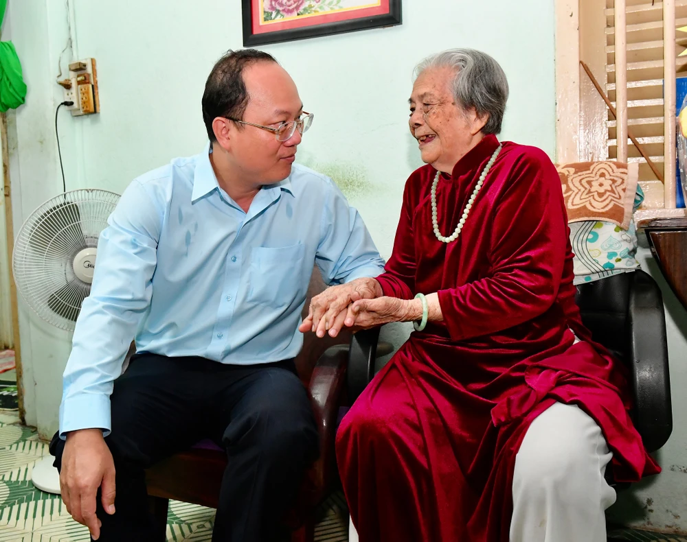 Phó Bí thư Thành ủy TPHCM Nguyễn Hồ Hải thăm, chúc thọ người cao tuổi tiêu biểu ảnh 3 Phó Bí thư Thành ủy TPHCM Nguyễn Hồ Hải thăm, chúc thọ người cao tuổi tiêu biểu ảnh 3