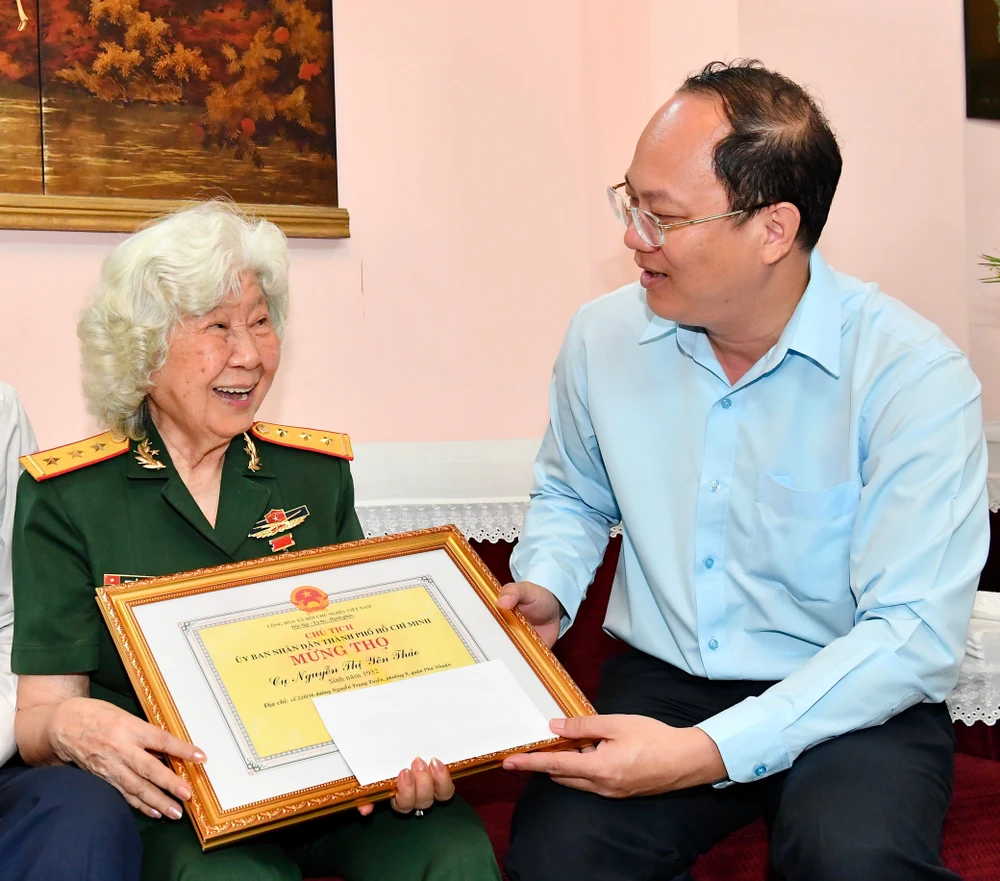 Phó Bí thư Thành ủy TPHCM Nguyễn Hồ Hải thăm, chúc thọ người cao tuổi tiêu biểu ảnh 4 Phó Bí thư Thành ủy TPHCM Nguyễn Hồ Hải thăm, chúc thọ người cao tuổi tiêu biểu ảnh 4