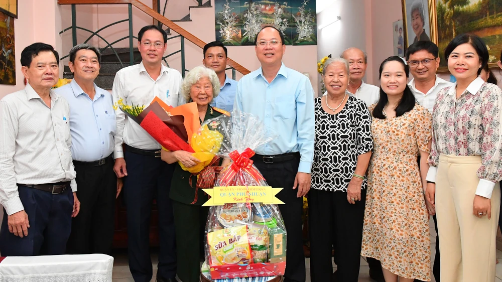 Phó Bí thư Thành ủy TPHCM Nguyễn Hồ Hải thăm, chúc thọ người cao tuổi tiêu biểu ảnh 2 Phó Bí thư Thành ủy TPHCM Nguyễn Hồ Hải thăm, chúc thọ người cao tuổi tiêu biểu ảnh 2