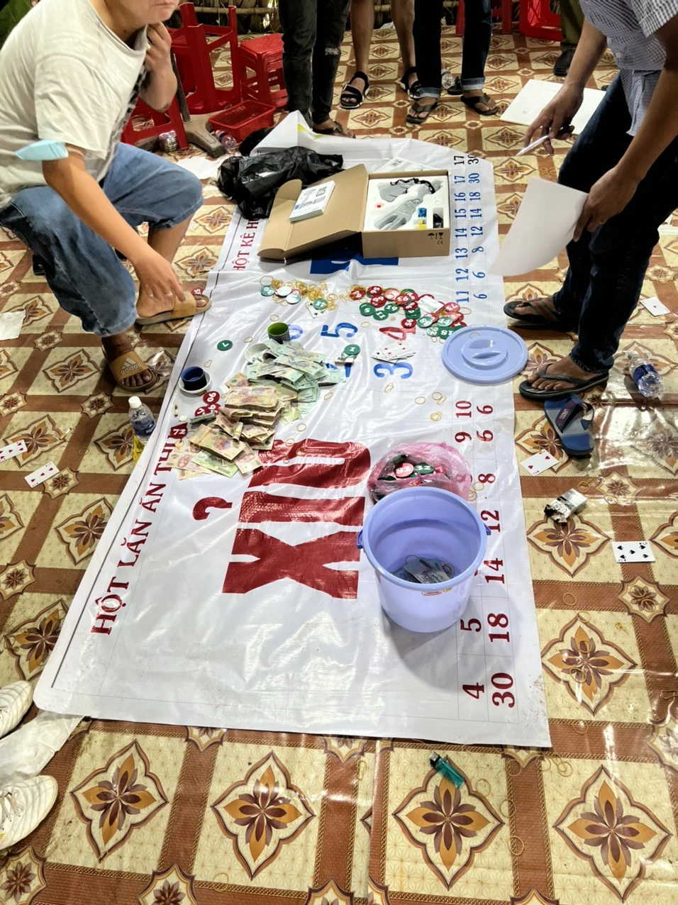 Triệt phá sòng bạc khủng ở huyện Bình Chánh ảnh 2 Triệt phá sòng bạc khủng ở huyện Bình Chánh ảnh 2