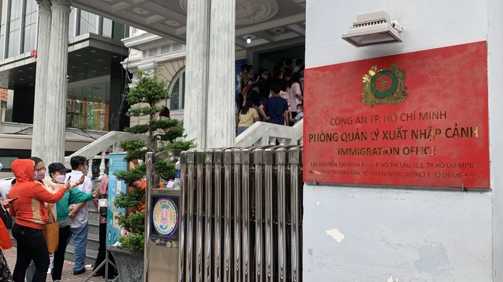 Người dân TPHCM xếp hàng dài chờ làm hộ chiếu trong ngày 1-7 ảnh 1 Người dân TPHCM xếp hàng dài chờ làm hộ chiếu trong ngày 1-7 ảnh 1