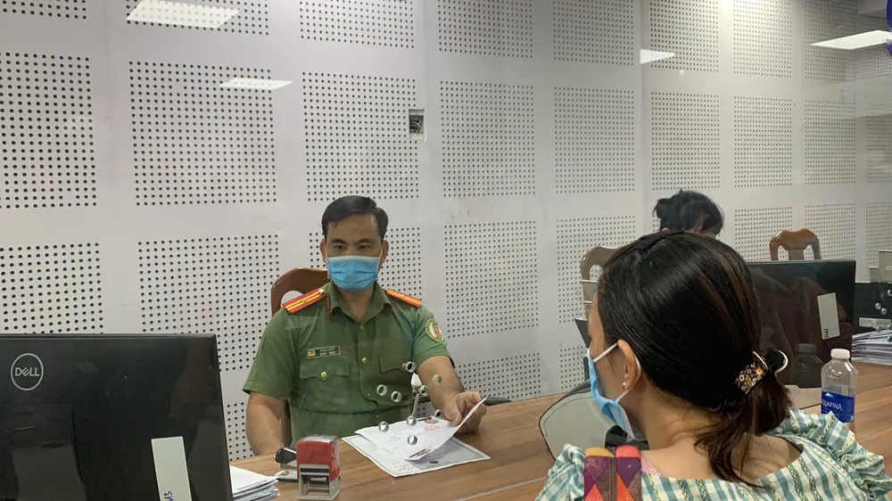 Người dân TPHCM xếp hàng dài chờ làm hộ chiếu trong ngày 1-7 ảnh 11 Người dân TPHCM xếp hàng dài chờ làm hộ chiếu trong ngày 1-7 ảnh 11