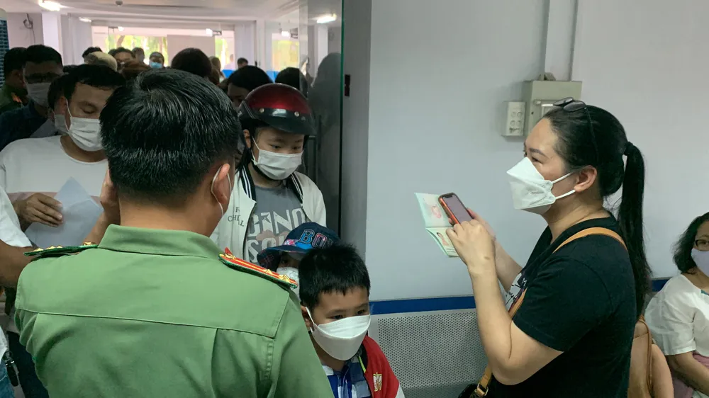 Người dân TPHCM xếp hàng dài chờ làm hộ chiếu trong ngày 1-7 ảnh 6 Người dân TPHCM xếp hàng dài chờ làm hộ chiếu trong ngày 1-7 ảnh 6