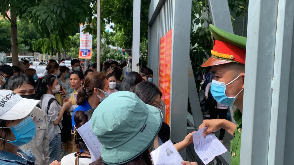 Người dân TPHCM xếp hàng dài chờ làm hộ chiếu trong ngày 1-7 ảnh 13 Người dân TPHCM xếp hàng dài chờ làm hộ chiếu trong ngày 1-7 ảnh 13