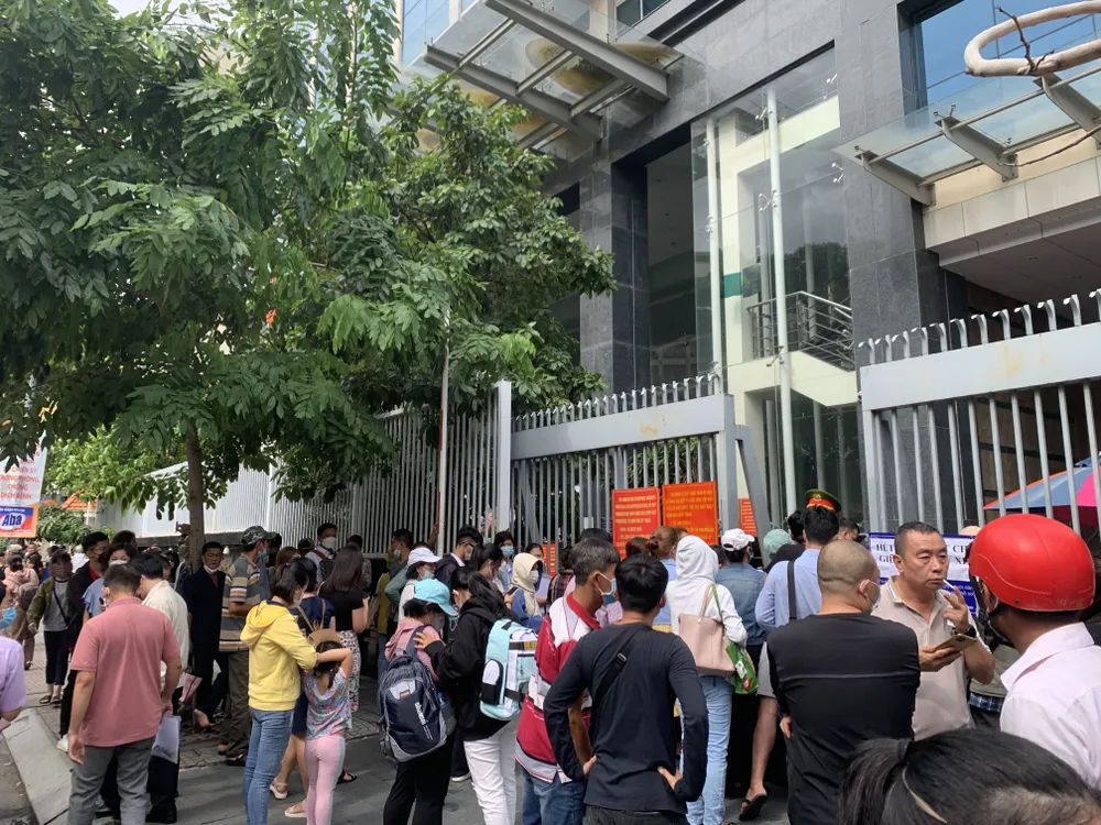 Người dân TPHCM xếp hàng dài chờ làm hộ chiếu trong ngày 1-7 ảnh 12 Người dân TPHCM xếp hàng dài chờ làm hộ chiếu trong ngày 1-7 ảnh 12
