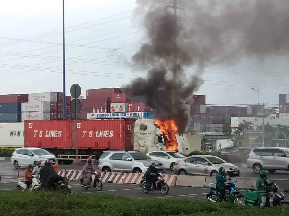 Ngọn lửa bùng cháy dữ dội 