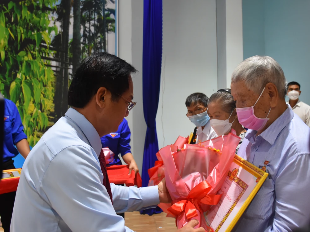 Trao tặng, truy tặng Huy hiệu Đảng đợt 2-9 ảnh 5 Trao tặng, truy tặng Huy hiệu Đảng đợt 2-9 ảnh 5