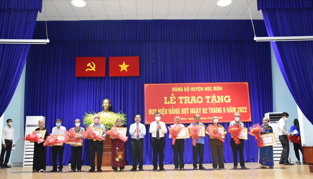 Trao tặng, truy tặng Huy hiệu Đảng đợt 2-9 ảnh 4 Trao tặng, truy tặng Huy hiệu Đảng đợt 2-9 ảnh 4