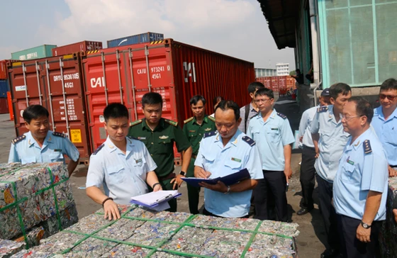 Lực lượng chức năng kiểm tra thùng container trước đó