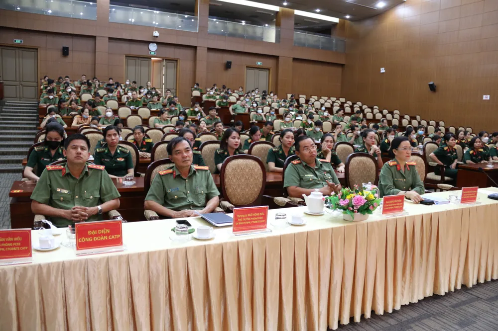 Đẩy mạnh tuyên truyền bình đẳng giới và xóa bỏ bạo lực gia đình ảnh 1 Đẩy mạnh tuyên truyền bình đẳng giới và xóa bỏ bạo lực gia đình ảnh 1