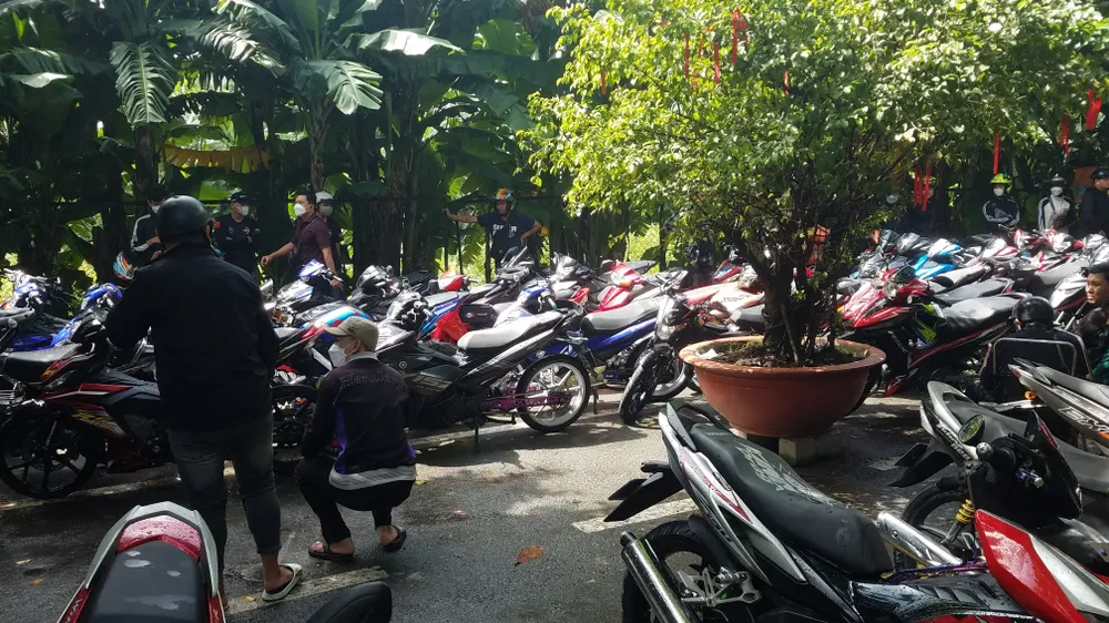 Hơn 100 “xế độ” tụ tập ở quán cà phê bị đưa về trụ sở  ảnh 3