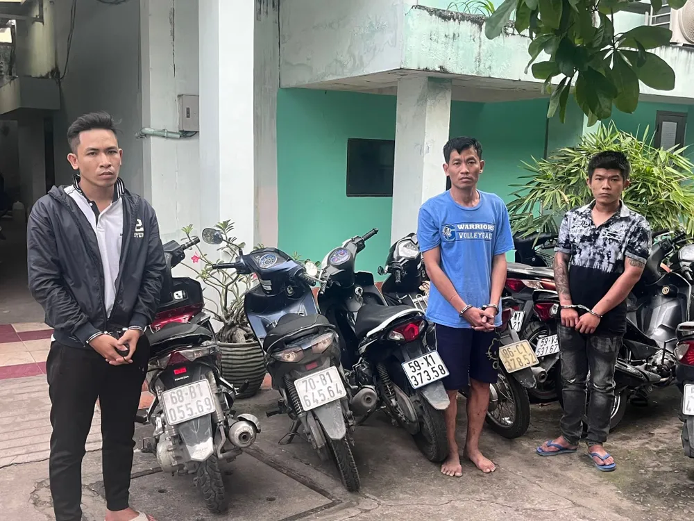 Băng nhóm chuyên trộm cắp tại các cửa hàng tiện lợi ở TPHCM bị bắt ảnh 1 Băng nhóm chuyên trộm cắp tại các cửa hàng tiện lợi ở TPHCM bị bắt ảnh 1