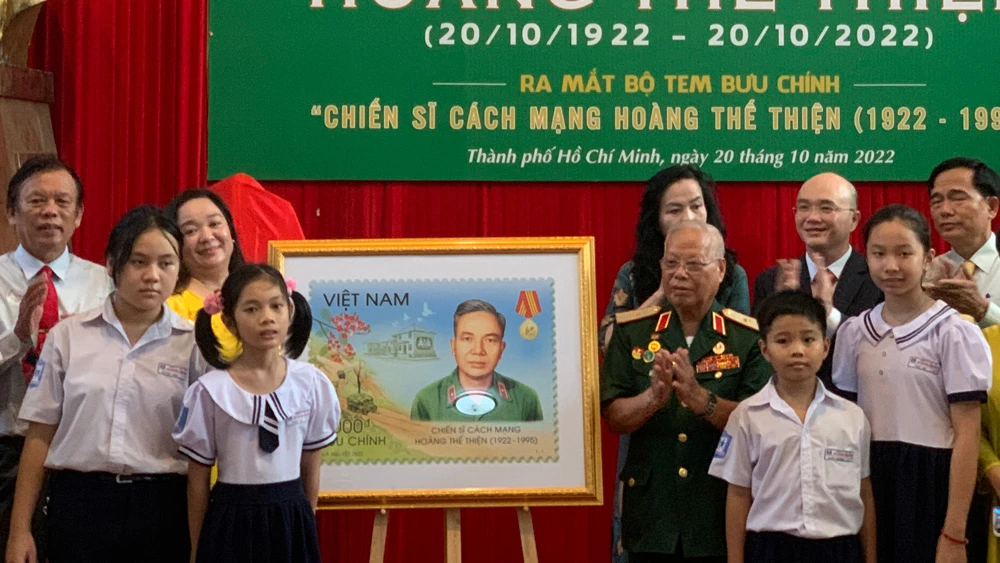 Ra mắt Bộ tem bưu chính Chiến sĩ cách mạng Hoàng Thế Thiện (1922-1995). Ảnh: C.T.