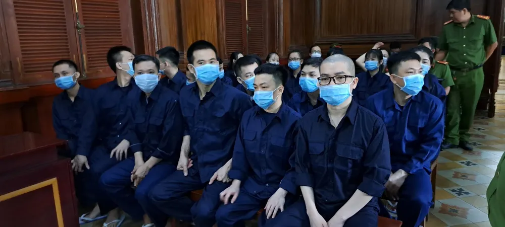 Các bị cáo tại tòa. Ảnh: CHÍ THẠCH