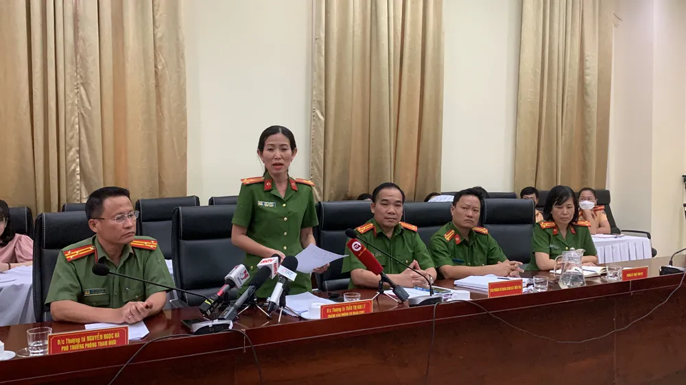 Thượng tá Trần Thị Kim Lý, Chánh văn phòng Cơ quan CSĐT (PC01), Công an TPHCM chia sẻ về vụ việc. Ảnh: CHÍ THẠCH