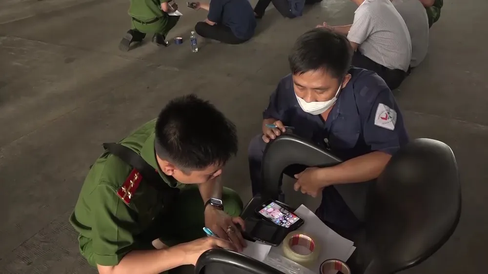 Công an lấy thông tin tại một trung tâm đăng kiểm