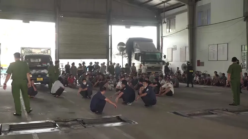Công an khám xét ở các trung tâm đăng kiểm