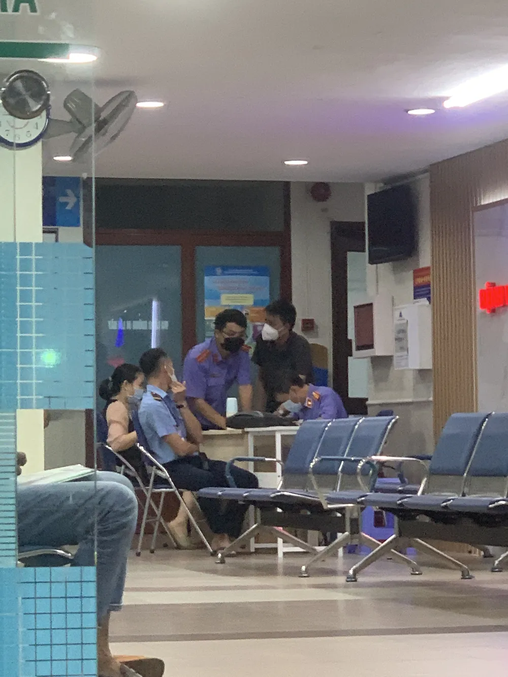 Cơ quan chức năng làm việc với người liên quan ở Bệnh viện Phụ sản MêKông tối 20-12. Ảnh: CHÍ THẠCH Cơ quan chức năng làm việc với người liên quan ở Bệnh viện Phụ sản MêKông tối 20-12. Ảnh: CHÍ THẠCH