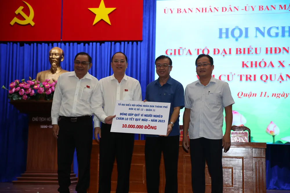 Tổ đại biểu HĐND TP Khóa X, đơn vị 12 đóng góp 10 triệu đồng cho Quỹ “Vì người nghèo” quận 11 để chăm lo Tết Quý Mão cho người nghèo có hoàn cảnh khó khăn