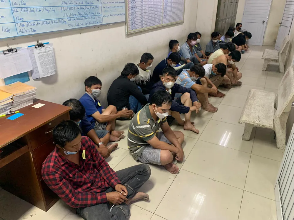 Nhóm đối tượng tại cơ quan công an. Ảnh: CHÍ THẠCH Nhóm đối tượng tại cơ quan công an. Ảnh: CHÍ THẠCH