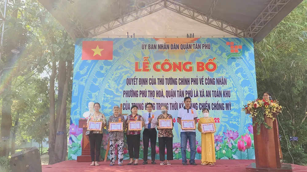 Dịp này, UBND quận Tân Phú cũng trao giấy khen cho các hộ dân có thành tích xuất sắc. Ảnh: CHÍ THẠCH